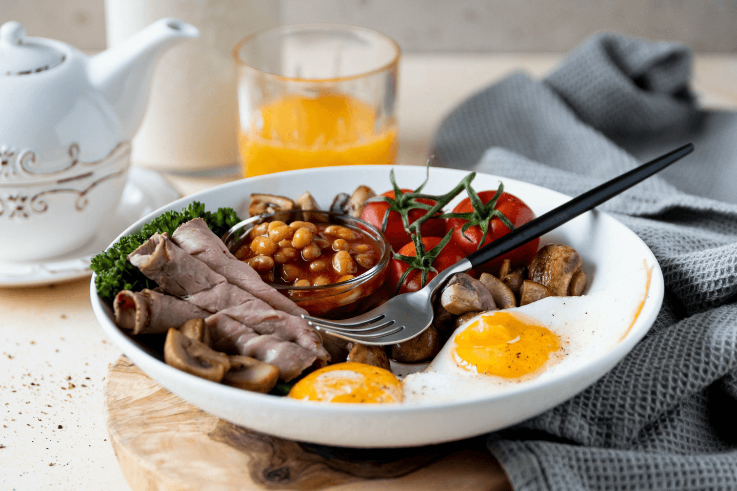 Gezond ontbijt met eieren en fruit